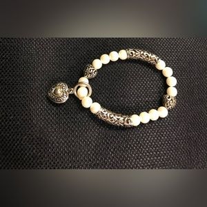 Pearl heart stretch bracelet.